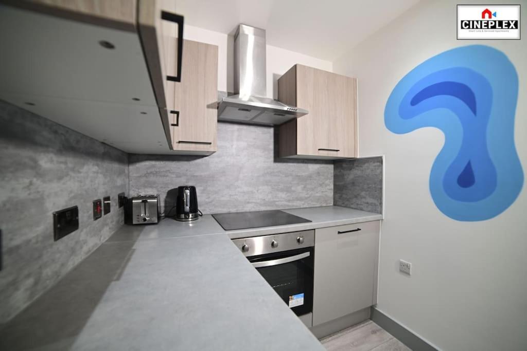 Cheerful 1bed Studio Flat With Netflix And Wi-fi By Cineplex Short Lets & Serviced Appartamento *