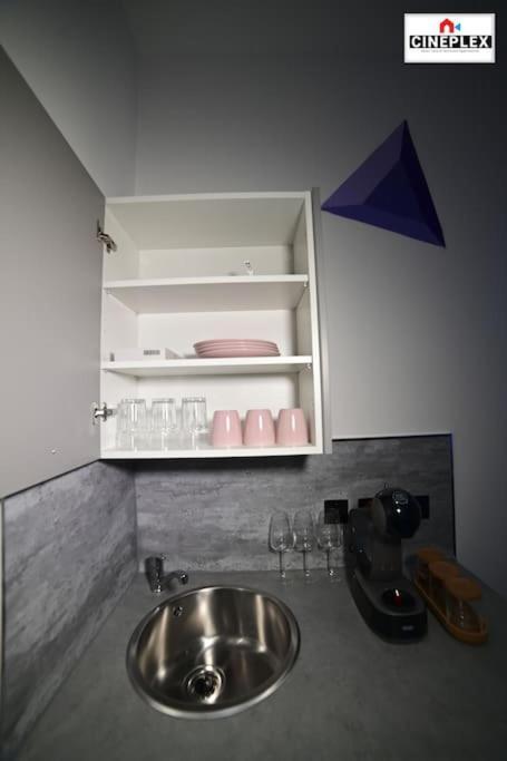 Cheerful 1bed Studio Flat With Netflix And Wi-fi By Cineplex Short Lets & Serviced Appartamento Londra