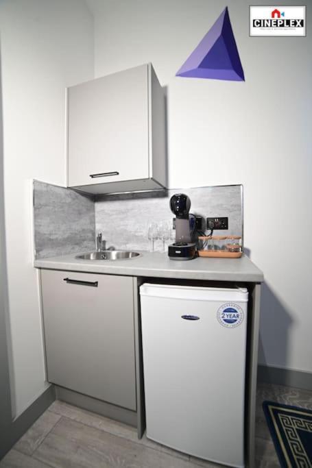 Cheerful 1bed Studio Flat With Netflix And Wi-fi By Cineplex Short Lets & Serviced Appartamento *