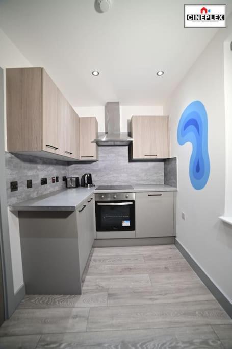 Cheerful 1bed Studio Flat With Netflix And Wi-fi By Cineplex Short Lets & Serviced Appartamento Londra