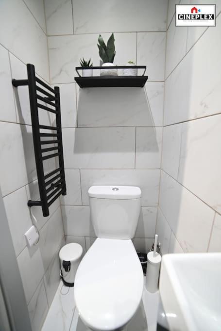 Appartamento Cheerful 1bed Studio Flat With Netflix And Wi-fi By Cineplex Short Lets & Serviced *